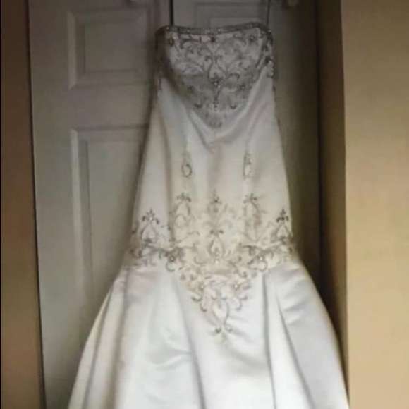 New with tags wedding gown size 12 - Picture 4 of 6